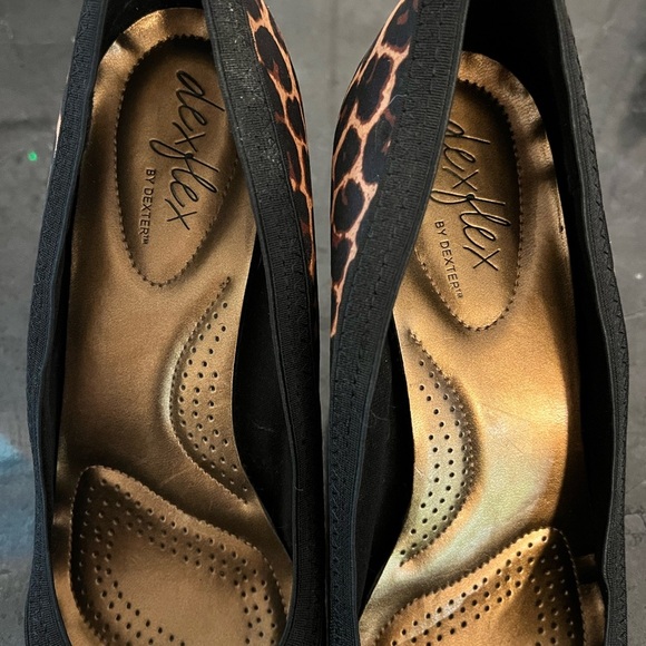 Elegant Leopard Print Heels with Black Cap Toe - Picture 4 of 5